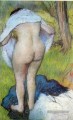 femme nue tirant sur ses vêtements 1885 Edgar Degas